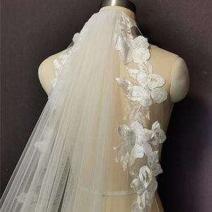 BRAND NEW - NEVER WORN - TROPICAL HIBISCUS LACE CATHEDRAL LENGTH WEDDING VEIL